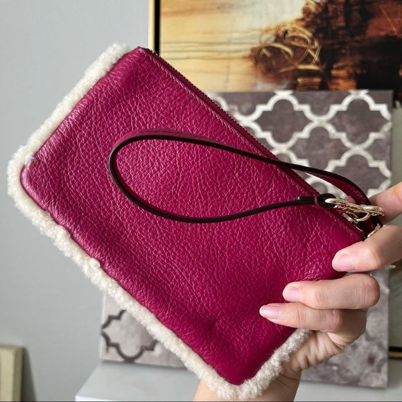 NWOT COACH PINK SMALL WRISTLET IN LEATHER AND SHEARLING (COACH F64709)